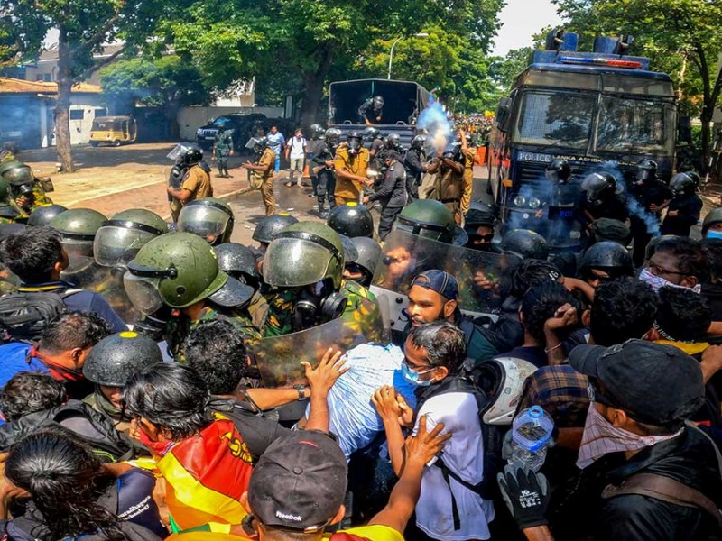 Kerusuhan di Sri Langka Memanas, Warga Kembali Bentrok Dengan Polisi