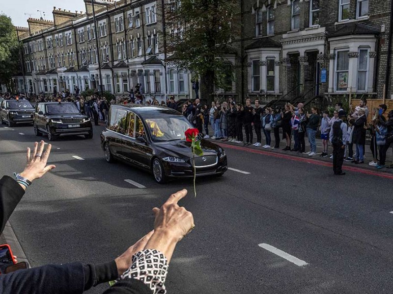 Puluhan Ribu Orang Antarkan Ratu Elizabeth II ke Peristirahatan Terakhirnya