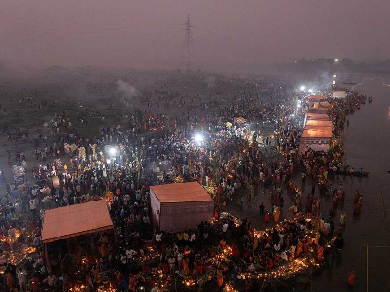 Melihat Lebih Dekat Ritual Menyembah Dewa Matahari di India