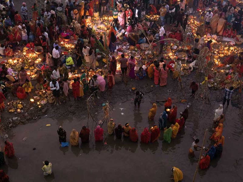 Melihat Lebih Dekat Ritual Menyembah Dewa Matahari di India