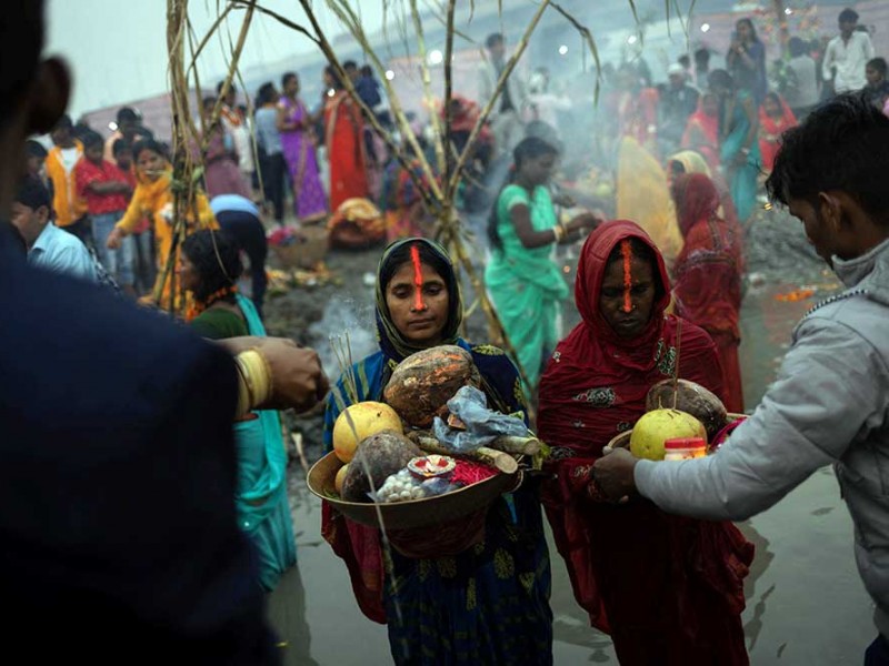 Melihat Lebih Dekat Ritual Menyembah Dewa Matahari di India