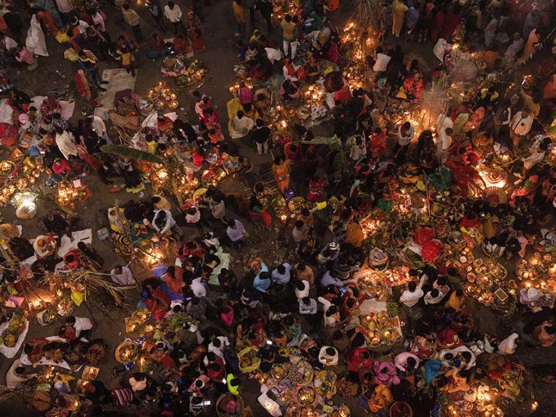 Melihat Lebih Dekat Ritual Menyembah Dewa Matahari di India