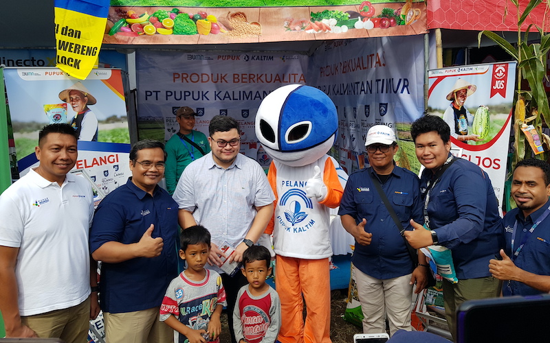 VP Marketing Business Partner Korporasi PKT Jefri Limeisa Putra berpose bersama Bupati Kediri Hanindhito Himawan Pramana di depan booth PKT dalam ajang Gelar Inovasi dan Teknologi Pertanian 2022 di Kabupaten Kediri, Jawa Timur./JIBI-Istimewa