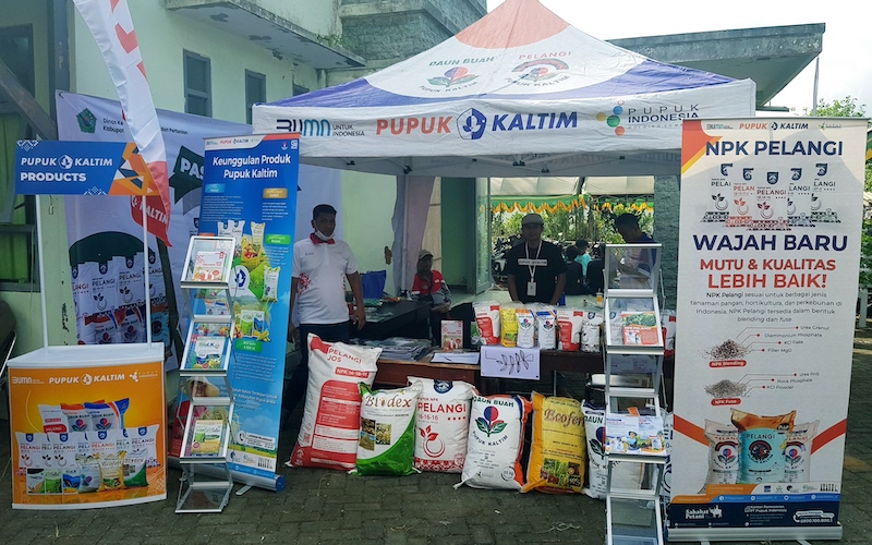 PT Pupuk Kalimantan Timur (PKT) edukasi para petani Kabupaten Pamekasan, Jawa Timur, pada agenda Pasar Tani Galak yang digelar Dinas Ketahanan Pangan dan Pertanian (DKPP) Pamekasan di BPP Kecamatan Pakong, Selasa (5/7/2022)./JIBI-Istimewa