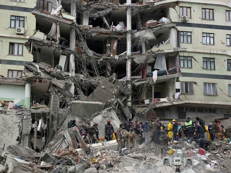 Foto-Foto Proses Evakuasi Korban Gempa Bumi di Turki