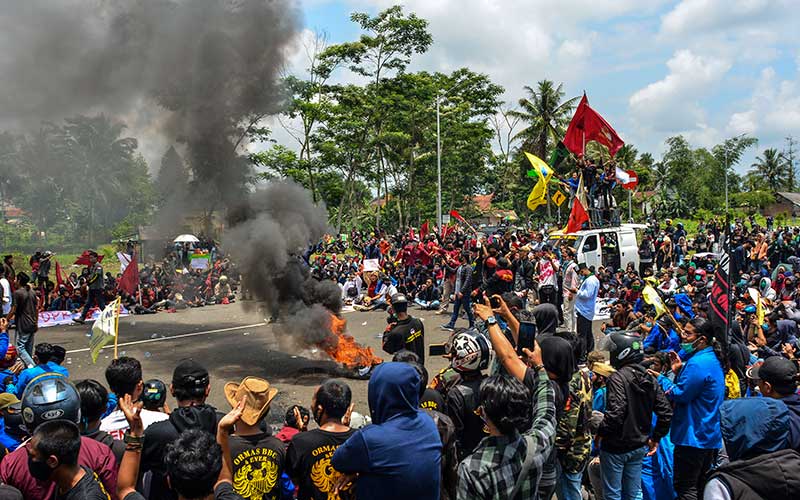 Potret Rusuh Unjuk Rasa Tolak UU Cipta Kerja di Penjuru Tanah Air