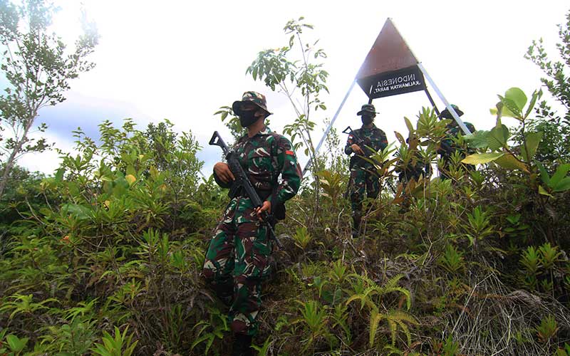 Foto-Foto Rutinitas Para Penjaga Perbatasan Indonesia-Malaysia di Jantung Borneo