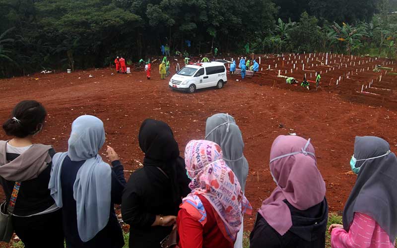 BERITA FOTO : Korban Meninggal Akibat Covid-19 Terus Bertambah, Begini Prosesi Pemakamannya