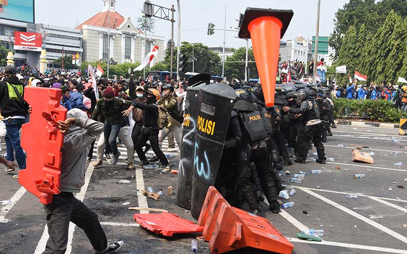 Potret Rusuh Unjuk Rasa Tolak UU Cipta Kerja di Penjuru Tanah Air