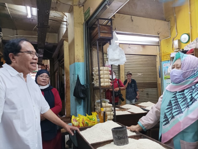 Foto Rizal Ramli Blusukan Cek Harga Bahan Pokok di Pasar Kramat Jati