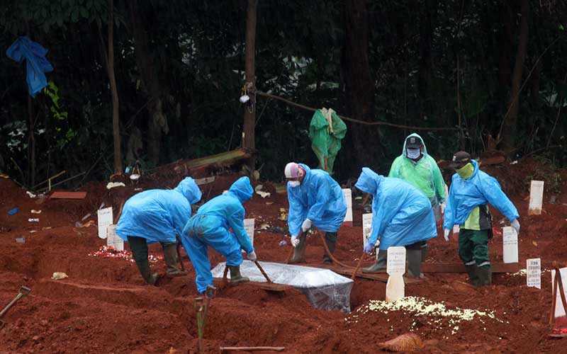 BERITA FOTO : Korban Meninggal Akibat Covid-19 Terus Bertambah, Begini Prosesi Pemakamannya