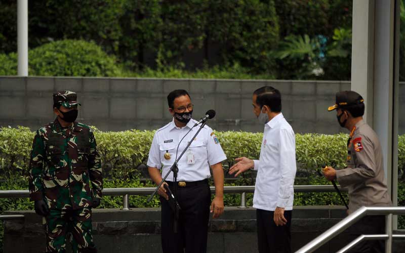 Foto-Foto Penantian Anies untuk Jokowi di Ujung Stasiun