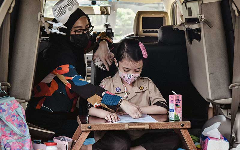 Foto-Foto Sekolah Tatap Muka Dengan Metode Drive In