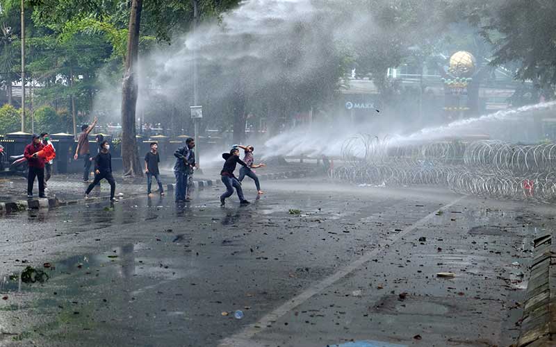 Potret Rusuh Unjuk Rasa Tolak UU Cipta Kerja di Penjuru Tanah Air