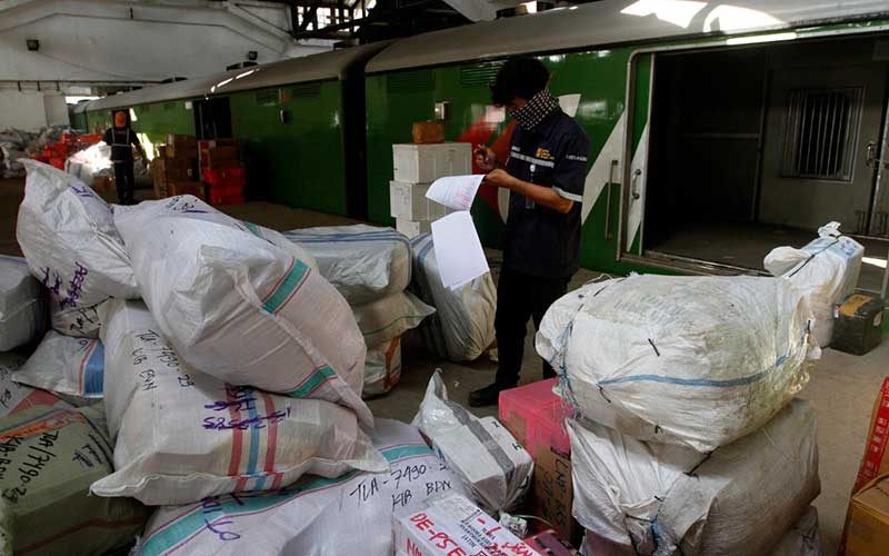 BERITA FOTO : Pengiriman Menggunakan Kereta Melonjak saat Pandemi Covid-19