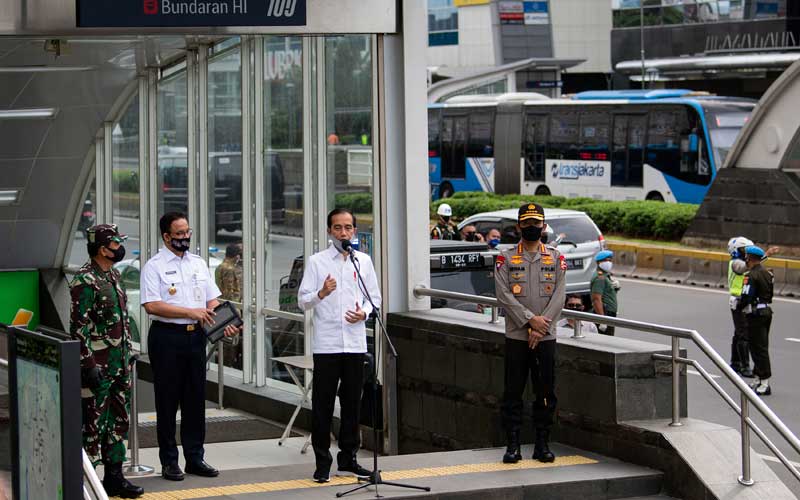 Foto-Foto Penantian Anies untuk Jokowi di Ujung Stasiun