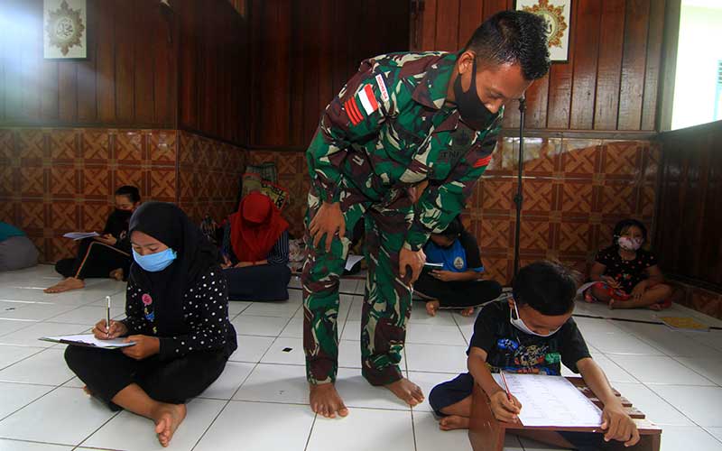 Foto-Foto Rutinitas Para Penjaga Perbatasan Indonesia-Malaysia di Jantung Borneo