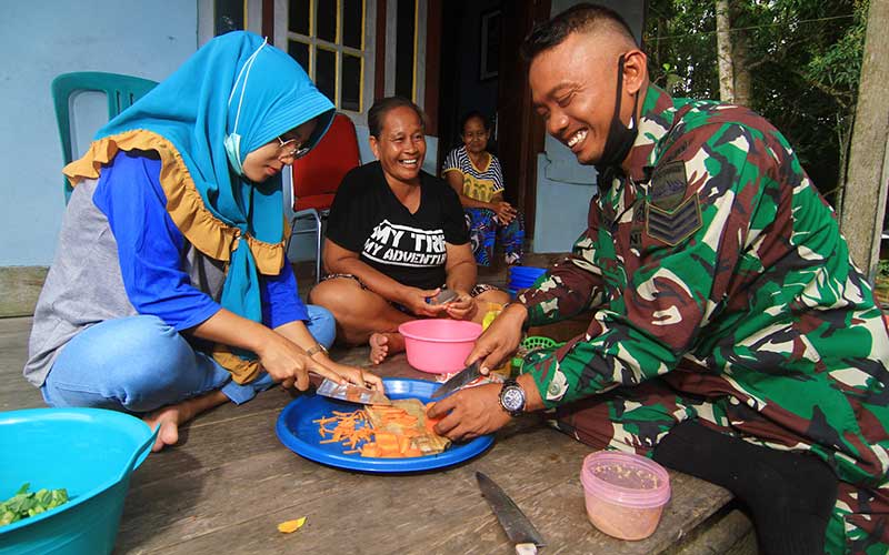 Foto-Foto Rutinitas Para Penjaga Perbatasan Indonesia-Malaysia di Jantung Borneo