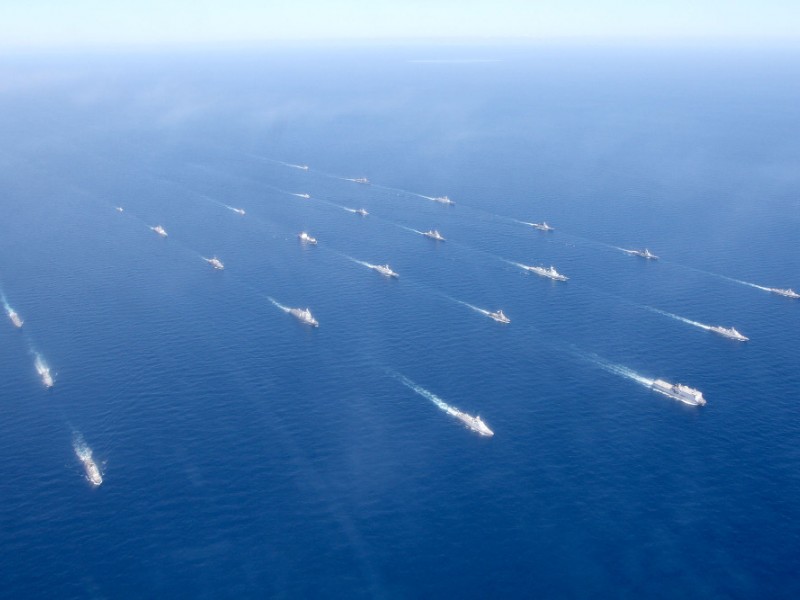 Kapal Perang Dari Berbagai Negara Berlayar di Selat Makassar