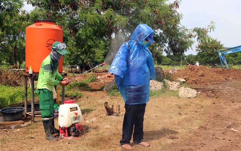 BERITA FOTO : Korban Meninggal Akibat Covid-19 Terus Bertambah, Begini Prosesi Pemakamannya