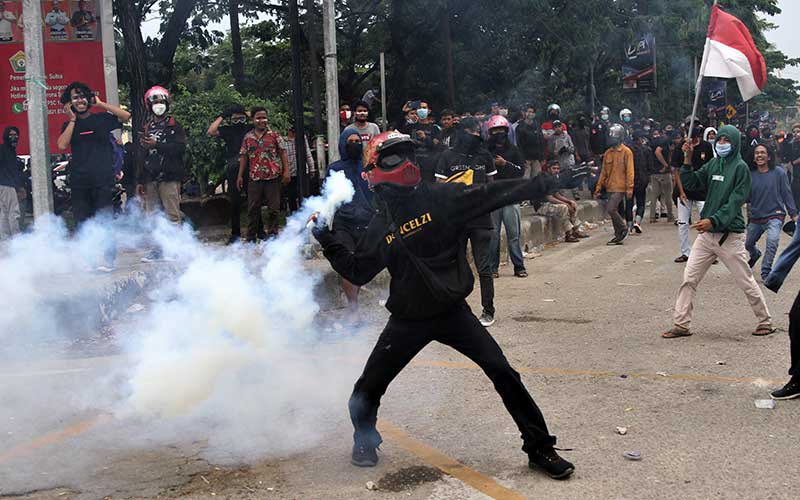 Potret Rusuh Unjuk Rasa Tolak UU Cipta Kerja di Penjuru Tanah Air