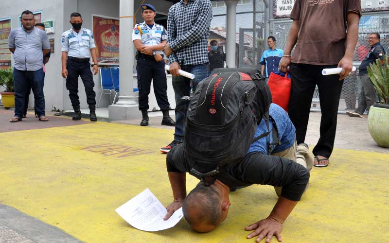 BERITA FOTO : Ekspresi Narapidana Yang Dibebaskan Untuk Pencegahan Covid-19