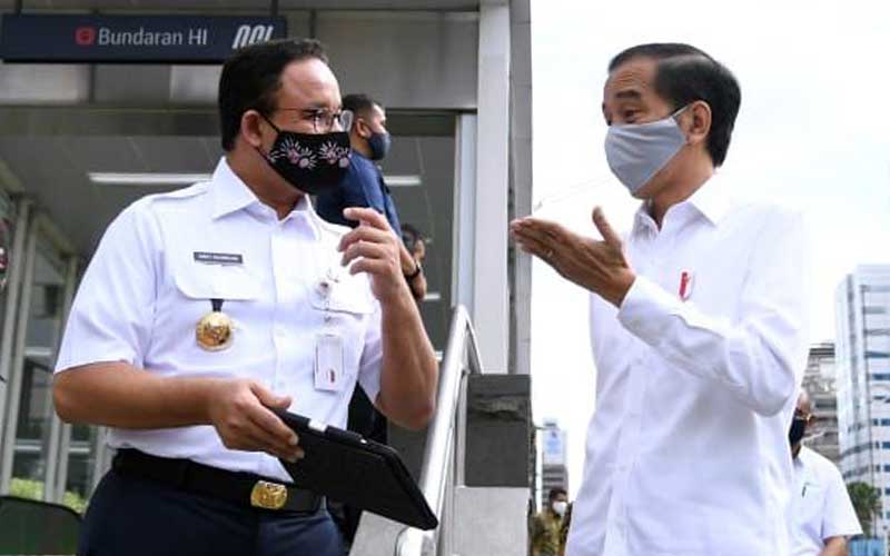 Foto-Foto Penantian Anies untuk Jokowi di Ujung Stasiun