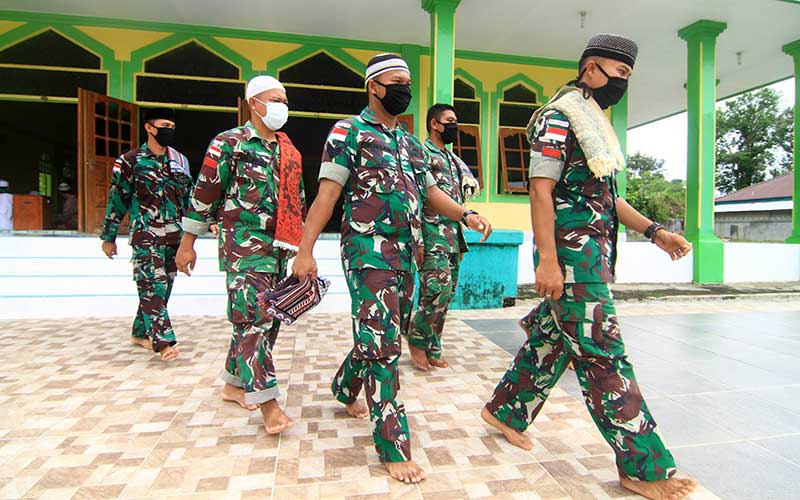 Foto-Foto Rutinitas Para Penjaga Perbatasan Indonesia-Malaysia di Jantung Borneo