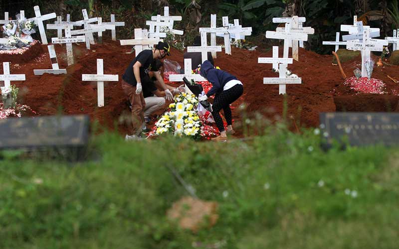 BERITA FOTO : Korban Meninggal Akibat Covid-19 Terus Bertambah, Begini Prosesi Pemakamannya