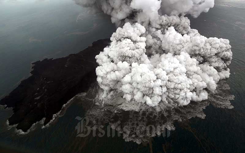 BERITA FOTO : Penampakan Gunung Anak Krakatau Kala Erupsi