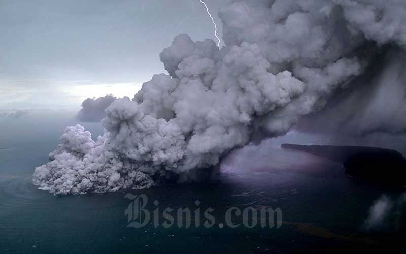 BERITA FOTO : Penampakan Gunung Anak Krakatau Kala Erupsi