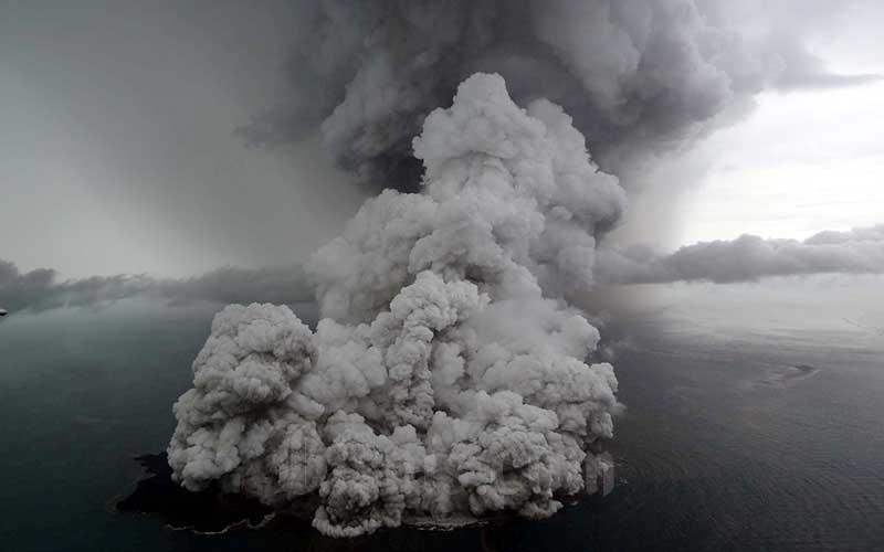 BERITA FOTO : Penampakan Gunung Anak Krakatau Kala Erupsi