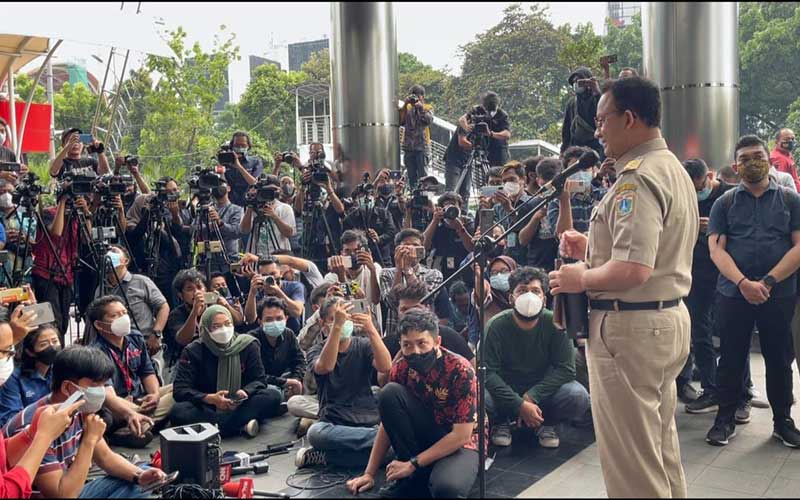 Foto-Foto Anies Baswedan Dengan Percaya Diri Menghampiri Wartawan di KPK