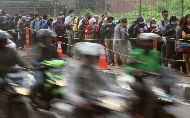 BERITA FOTO : Pembatasan Transportasi Massa Membuat Penumpang Gusar