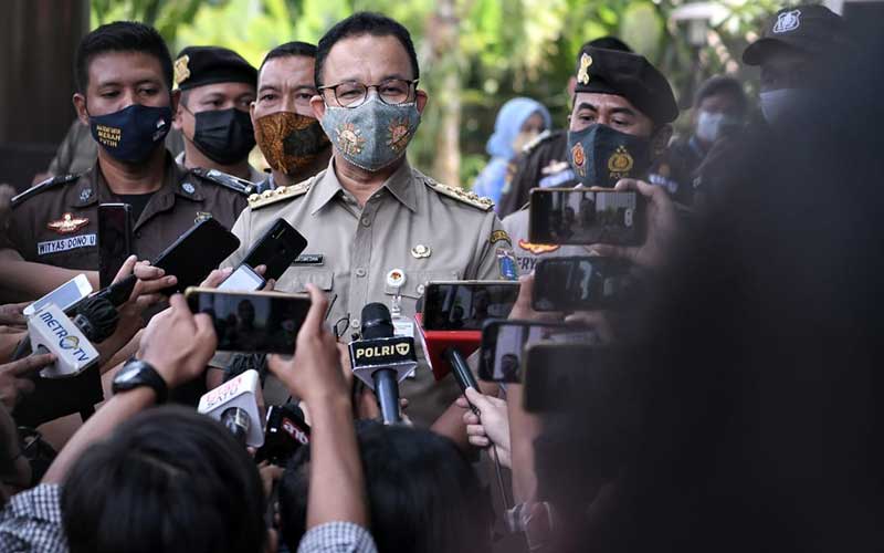 Foto-Foto Anies Baswedan Dengan Percaya Diri Menghampiri Wartawan di KPK