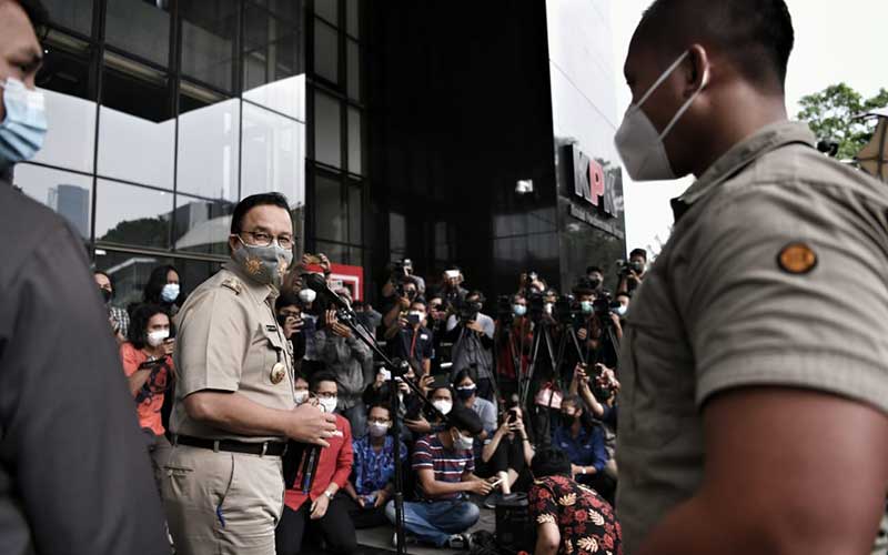 Foto-Foto Anies Baswedan Dengan Percaya Diri Menghampiri Wartawan di KPK