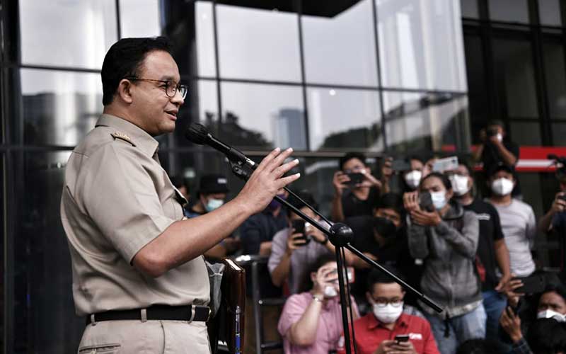 Foto-Foto Anies Baswedan Dengan Percaya Diri Menghampiri Wartawan di KPK