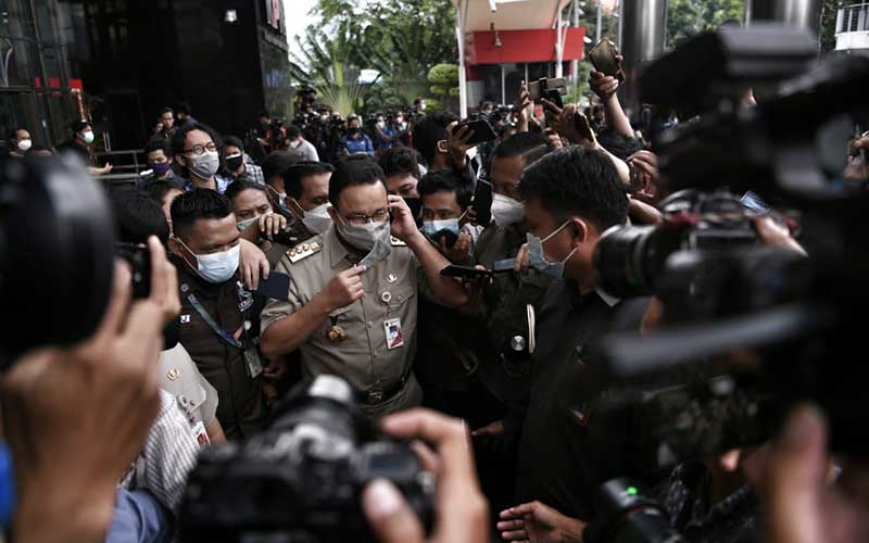 Foto-Foto Anies Baswedan Dengan Percaya Diri Menghampiri Wartawan di KPK