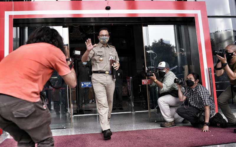 Foto-Foto Anies Baswedan Dengan Percaya Diri Menghampiri Wartawan di KPK