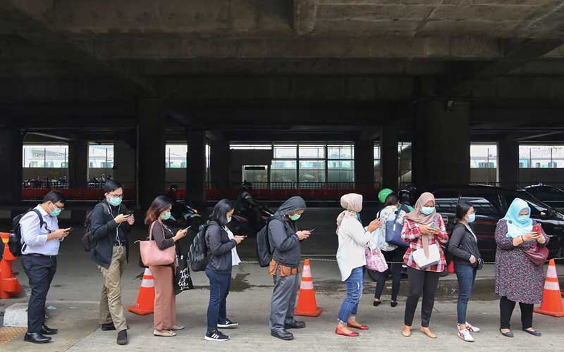 BERITA FOTO : Pembatasan Transportasi Massa Membuat Penumpang Gusar