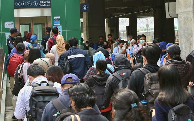 BERITA FOTO : Pembatasan Transportasi Massa Membuat Penumpang Gusar