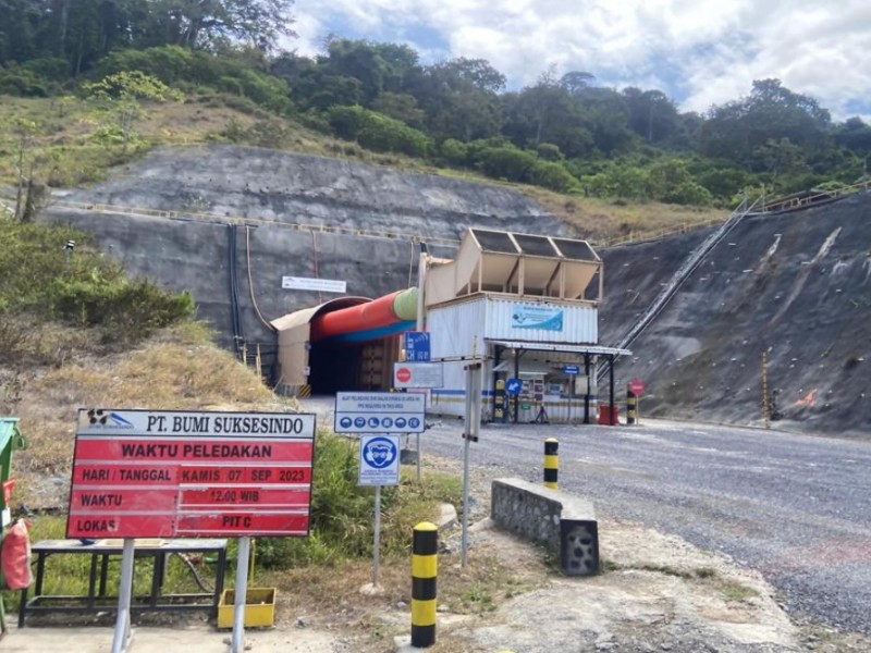 Pintu masuk tambang bawah tanah BSI di Tambang Tujuh Bukit, Banyuwangi 