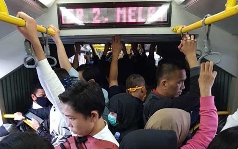 BERITA FOTO : Pembatasan Transportasi Massa Membuat Penumpang Gusar