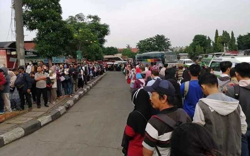 BERITA FOTO : Pembatasan Transportasi Massa Membuat Penumpang Gusar