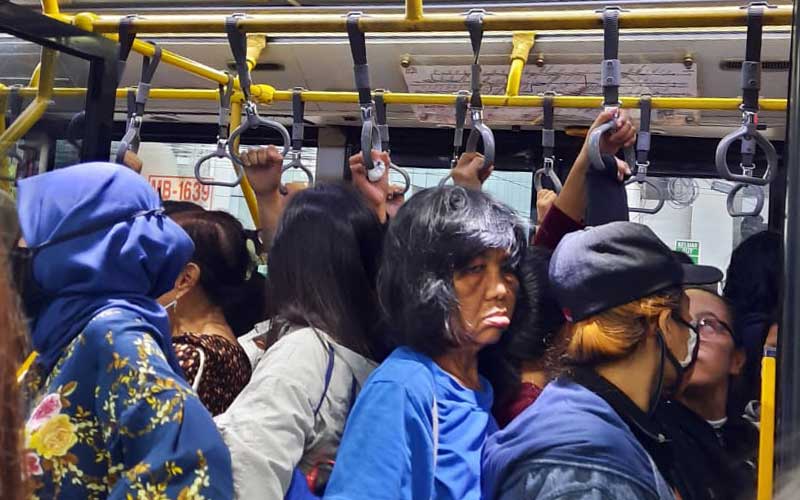 BERITA FOTO : Pembatasan Transportasi Massa Membuat Penumpang Gusar