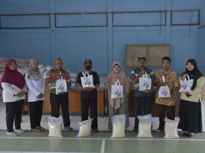 Bukit Asam Bagikan 10.000 Paket Sembako di Muara Enim dan Lahat