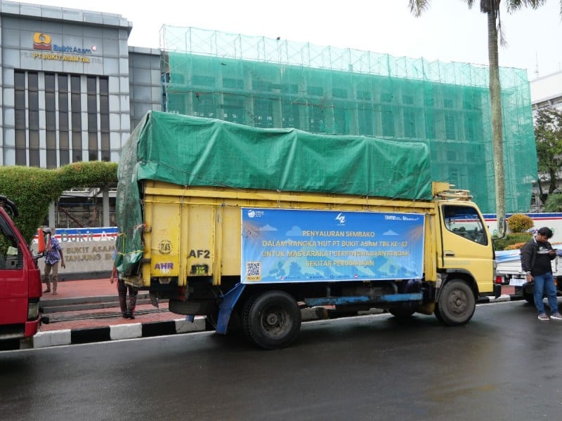 Bukit Asam Bagikan 10.000 Paket Sembako di Muara Enim dan Lahat