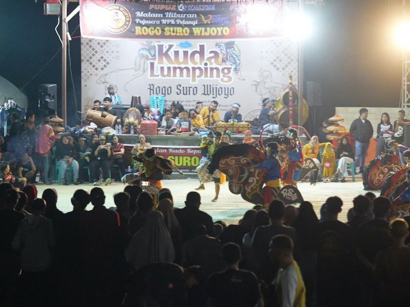 PT Pupuk Kalimantan Timur (Pupuk Kaltim) gelar pertunjukan kuda lumping Rogo Suro Wijoyo, di Pujasera NPK Pelangi Kelurahan Loktuan Bontang Utara, Sabtu (7/1/2023)./JIBI-Istimewa