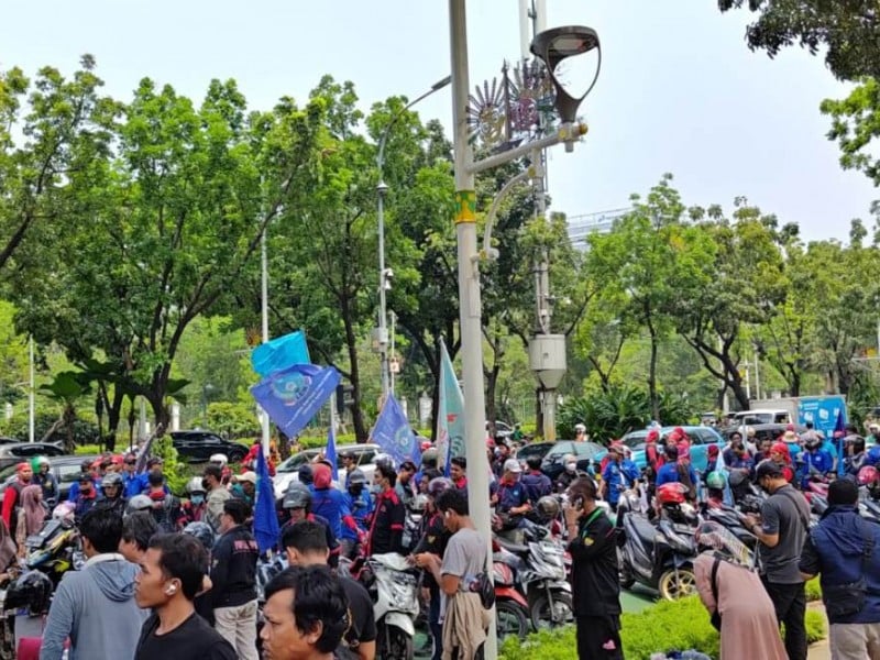 Buruh Demo di Balai Kota DKI, Tuntut UMP 2024 Naik Jadi Rp5,6 Juta