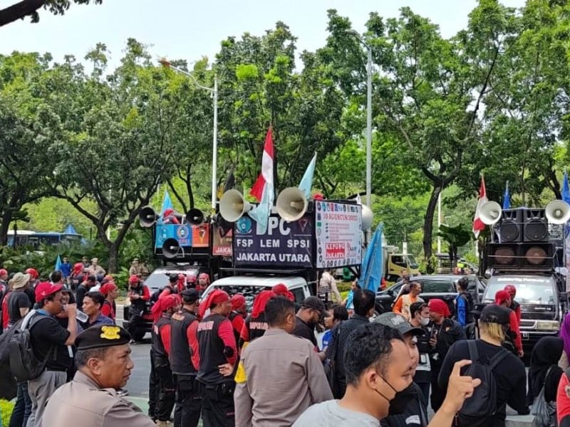 Buruh Demo di Balai Kota DKI, Tuntut UMP 2024 Naik Jadi Rp5,6 Juta